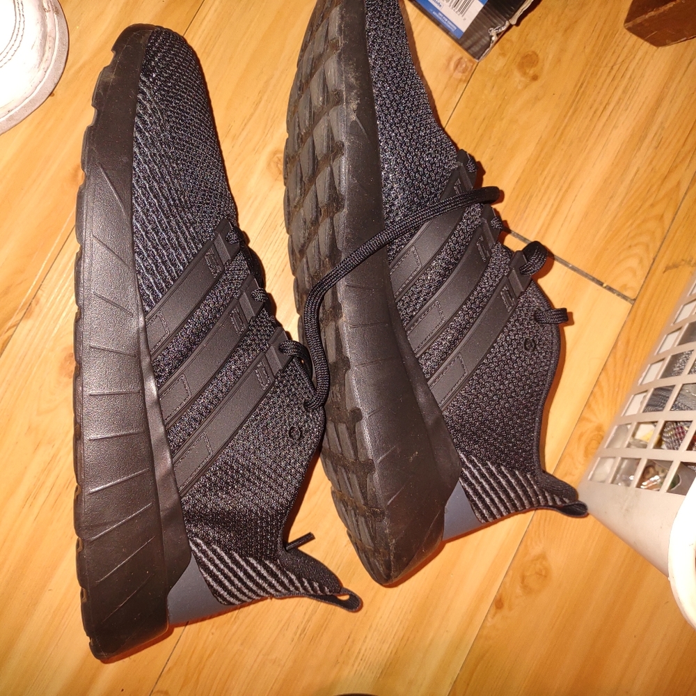 Adidas Neo Questar Flow shoe